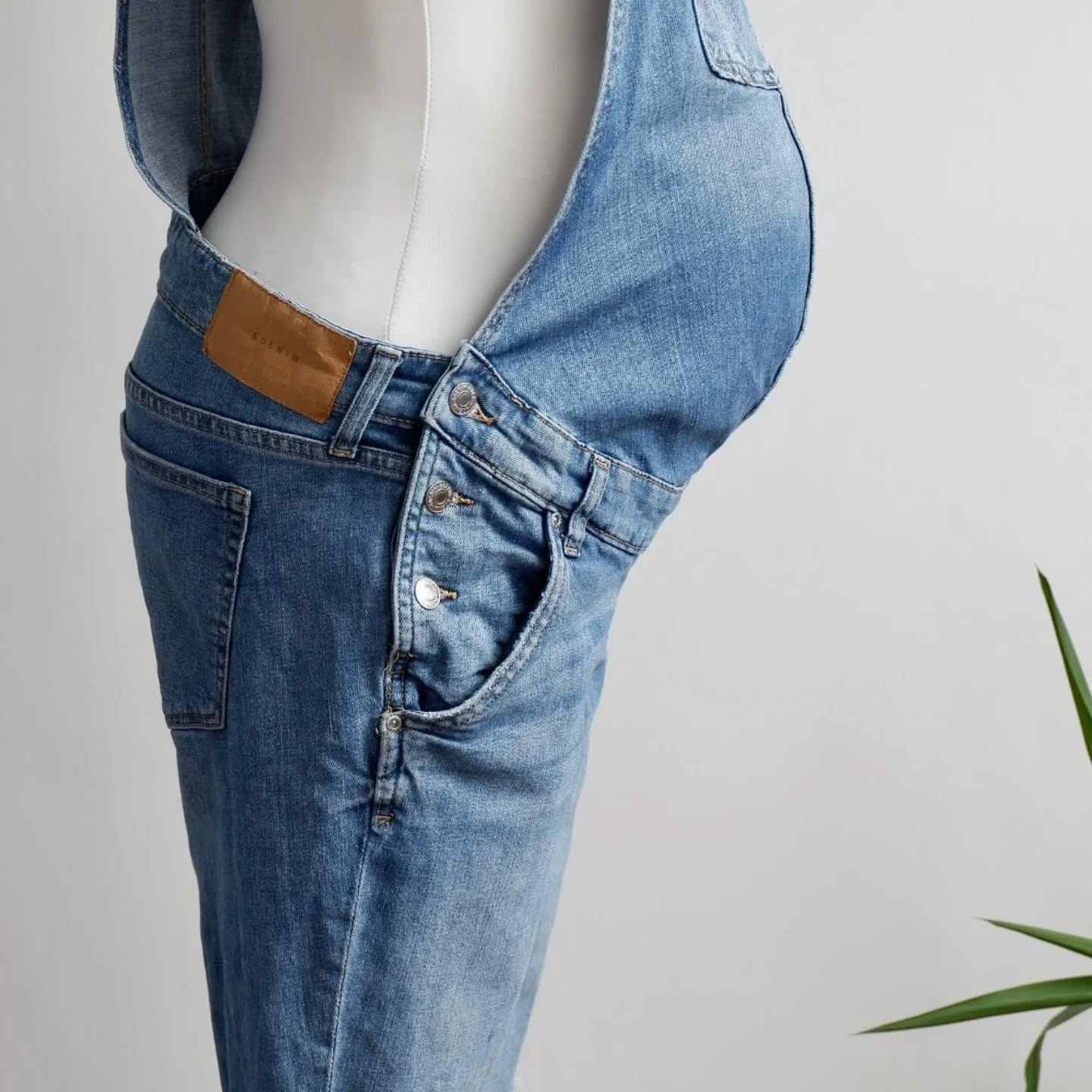 If you're looking for dungarees dragons you're in luck. 
Check out the New Arrivals for these super comfy H&M Dungarees.

#motherdragronireland #maternitywardrobe #pregnancyoutfit #choosepreloved #sustainablemum #denimdungaree #fashionandmotherhood